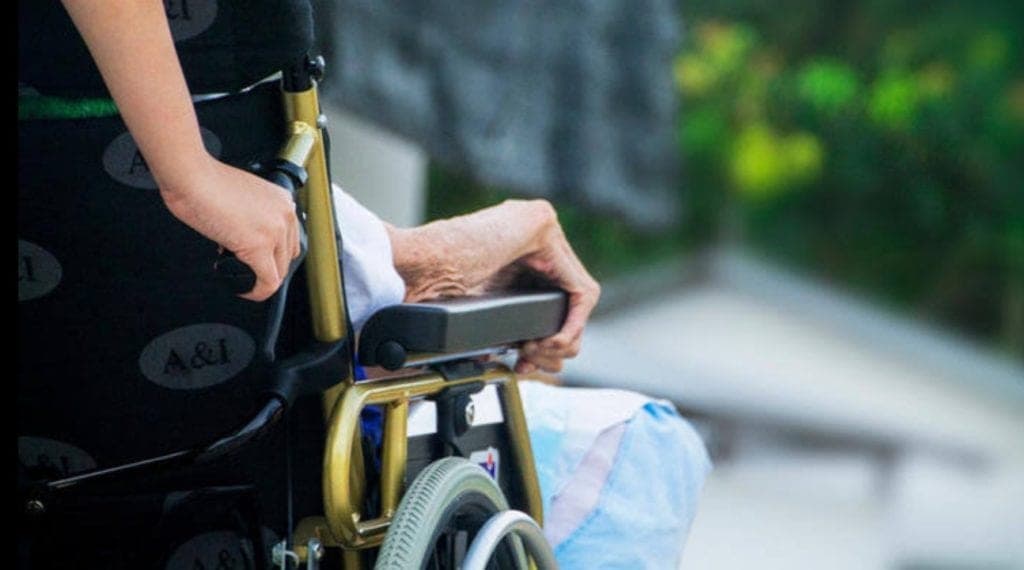 Llevan cadáver de un anciano en silla de ruedas al banco para cobrar su pensión