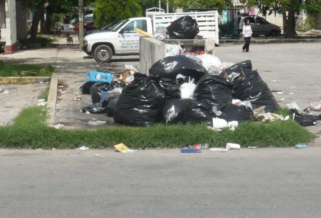Paro laboral agrava crisis de basura en Cancún