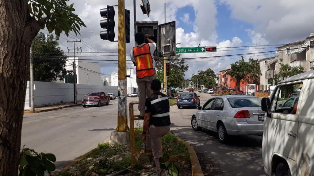 Sin funcionar, 10% de semáforos en Cancún
