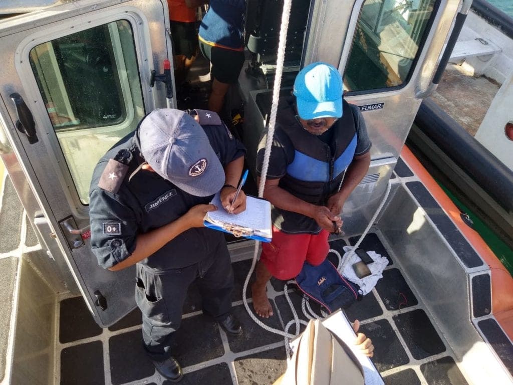 Falla su motor y queda su lancha a la deriva en Isla Mujeres