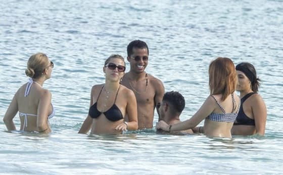 ¿Y la sana distancia?; captan a Giovani Dos Santos bien acompañado en Tulum