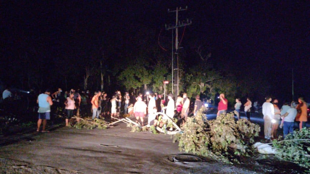 Bloquean ciudadanos el Arco Vial de Cancún; exigen electricidad