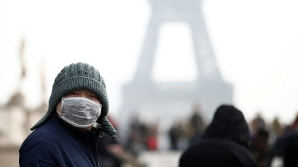 Por rebrote de Covid-19 en París, decretan alerta máxima y cierran bares