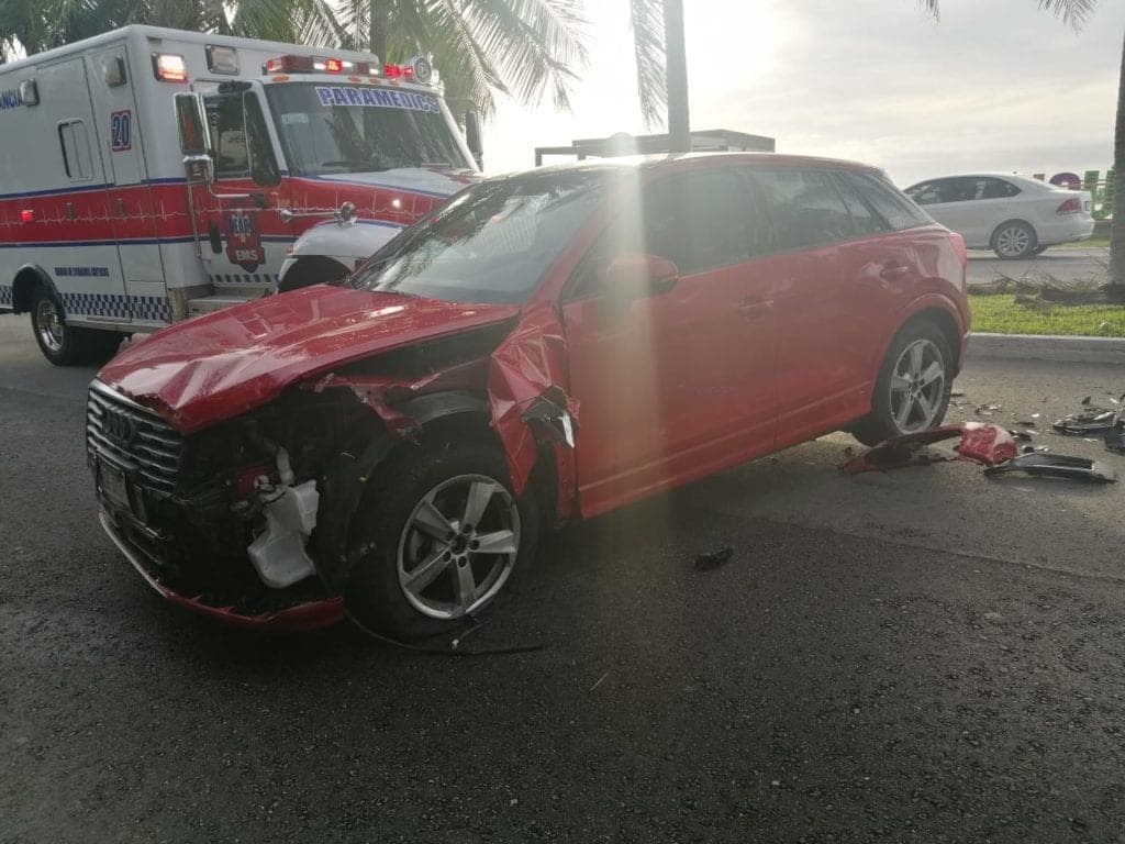 Por 'echar carreras' chocan camionetas en Zona Hotelera de Cancún