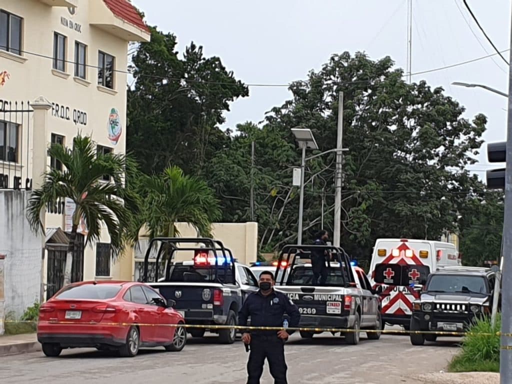 A plena luz del día, balean a automovilista en Tulum