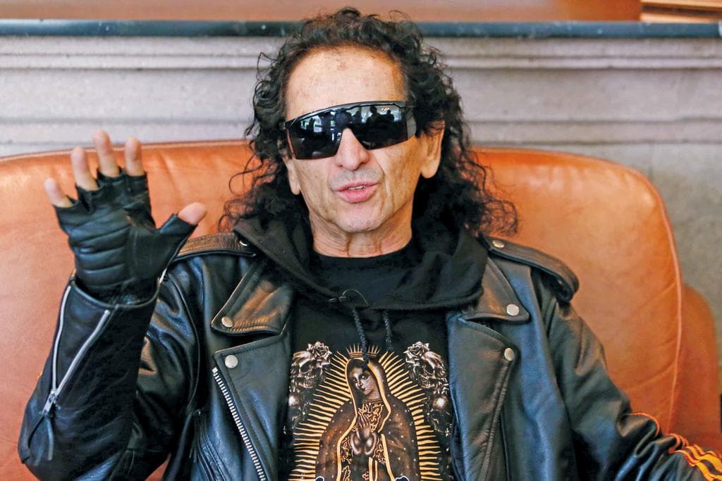 Recaudan llaves para instalar busto de Alex Lora en Cancún