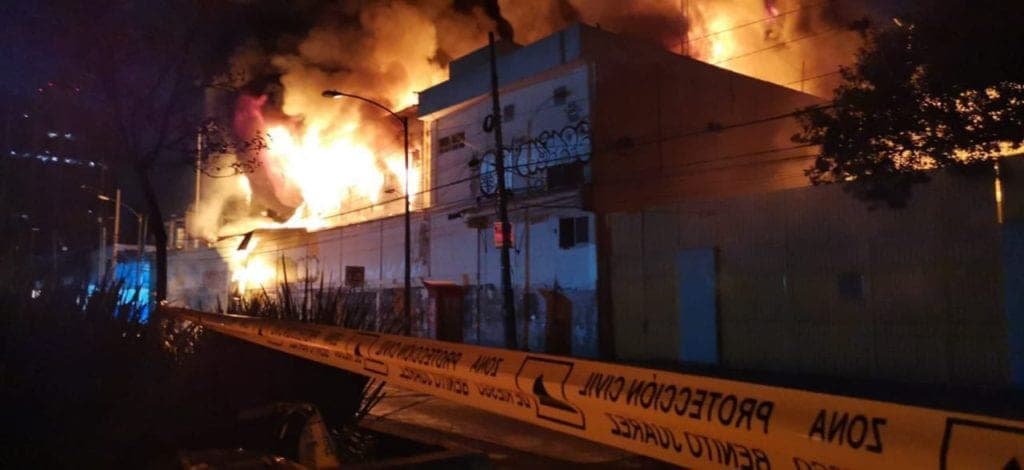 Se incendia Subestación de la CFE a un lado del metro Coyoacán
