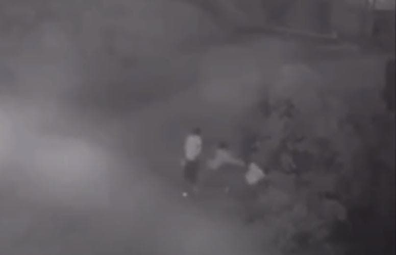 Pareja lanza a recién nacido a un río contaminado, lo encuentran sin vida