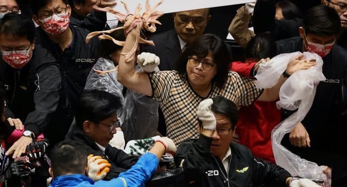 FOTOS: Protagonizan diputados pelea con tripas de cerdo en el parlamento de Taiwán