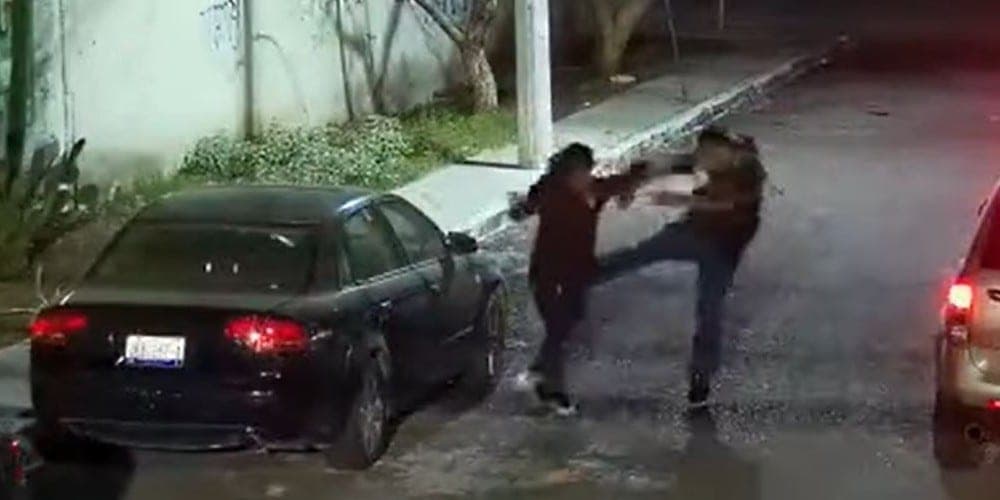 Captan en video brutal asalto a una mujer; la bajaron de un taxi y la golpearon
