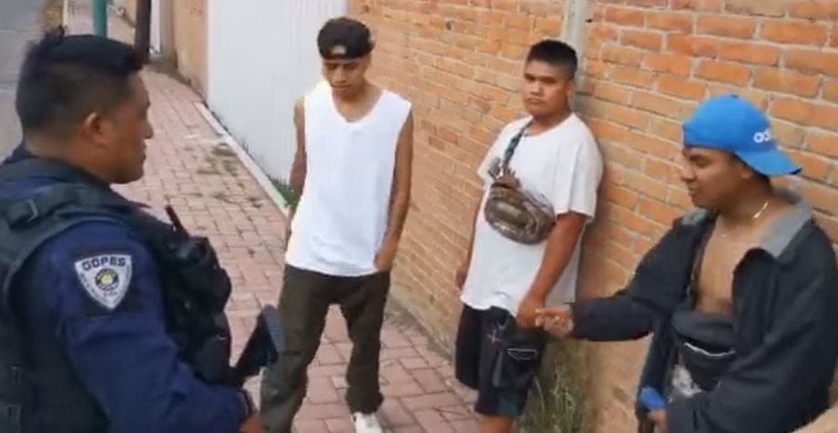 Video: Jóvenes le rapean a policías para que no los detengan y lo logran