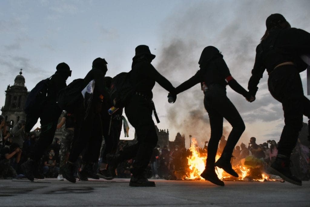 ¡Incendiarias y rebeldes! Las mujeres de CDMX en sorprendentes imágenes del 25N