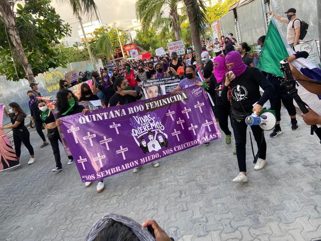 Video: Más de 300 mujeres marchan en Playa del Carmen