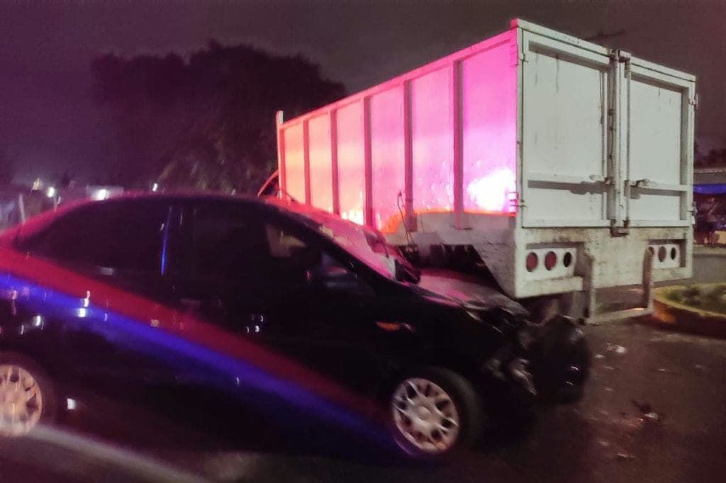 Choca coche contra camioneta del Ayuntamiento, en Cancún