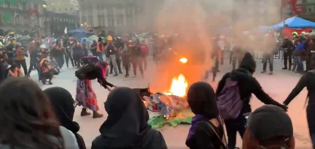 Video: Encapuchadas de la CDMX incendian carpas de FRENAAA, tras la marcha feminista