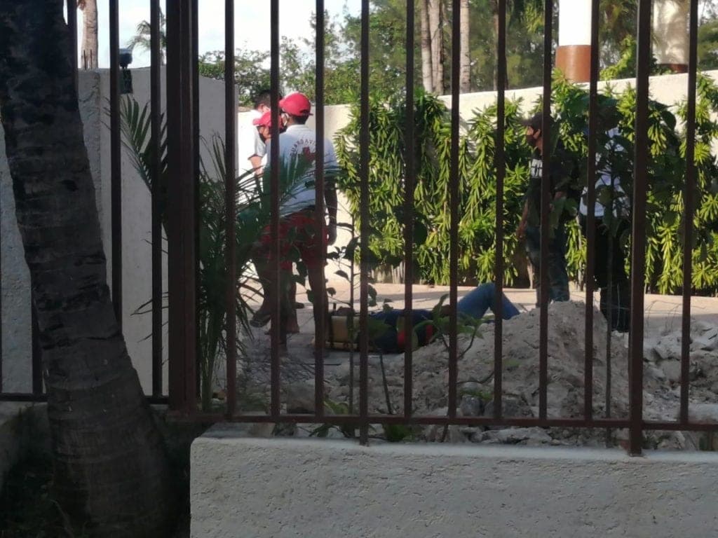 Cae sujeto de cuarto piso del hotel Reef Coco Beach en Playa del Carmen