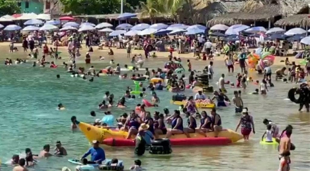 Playas de Acapulco se 'llenan' de turistas durante el puente pese a Covid-19