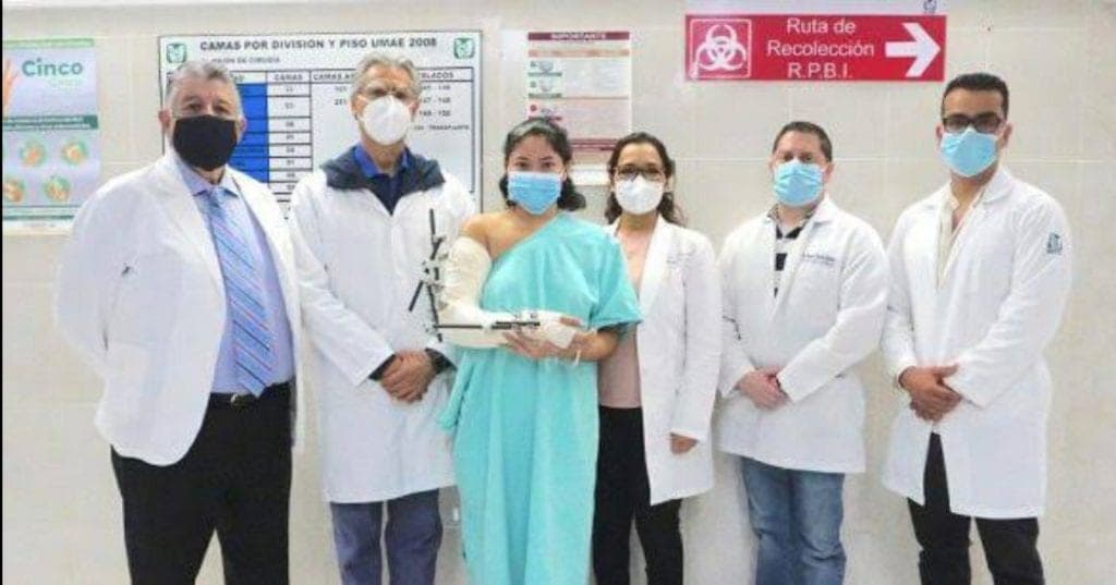 Logran cirujanos del IMSS reimplantar totalmente un brazo