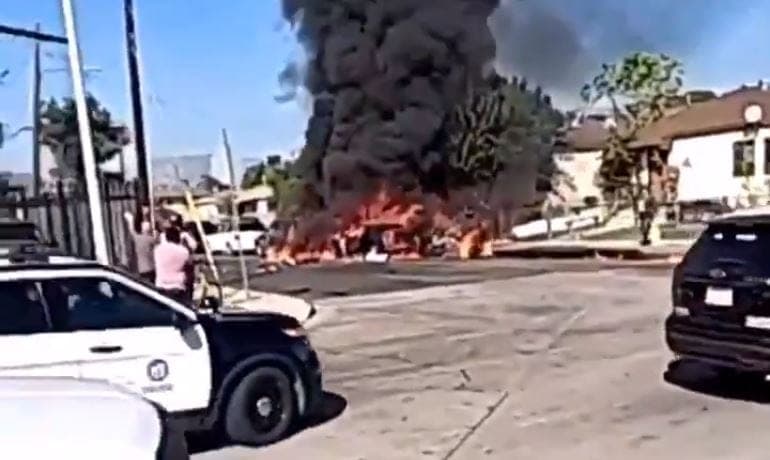 Avioneta se desploma y cae cerca de aeropuerto de Los Ángeles