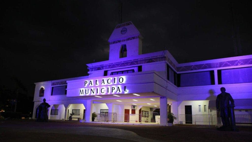 Solidaridad se iluminó de “violeta” en apoyo a las mujeres víctimas de violencia