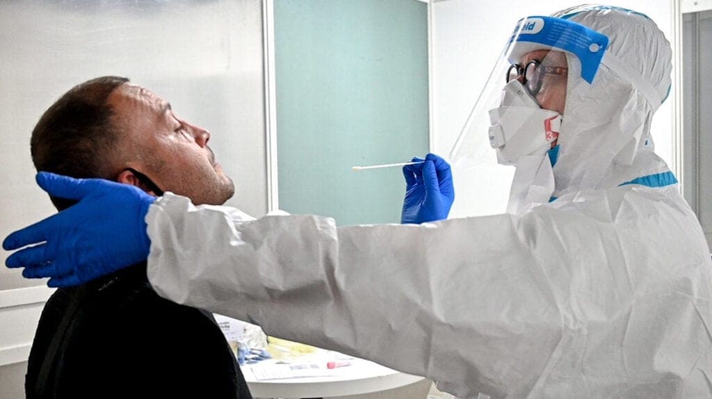 Estudios revelan que pacientes recuperados de COVID-19, pueden padecer enfermedades mentales.