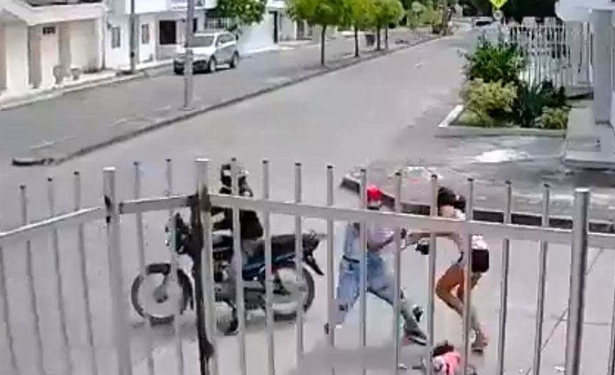 Video: Mujer abandona a su hija por defender su celular de un robo y desata críticas