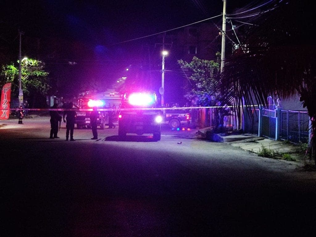Hallan presuntos restos humanos afuera de una tienda de abarrotes en Cancún