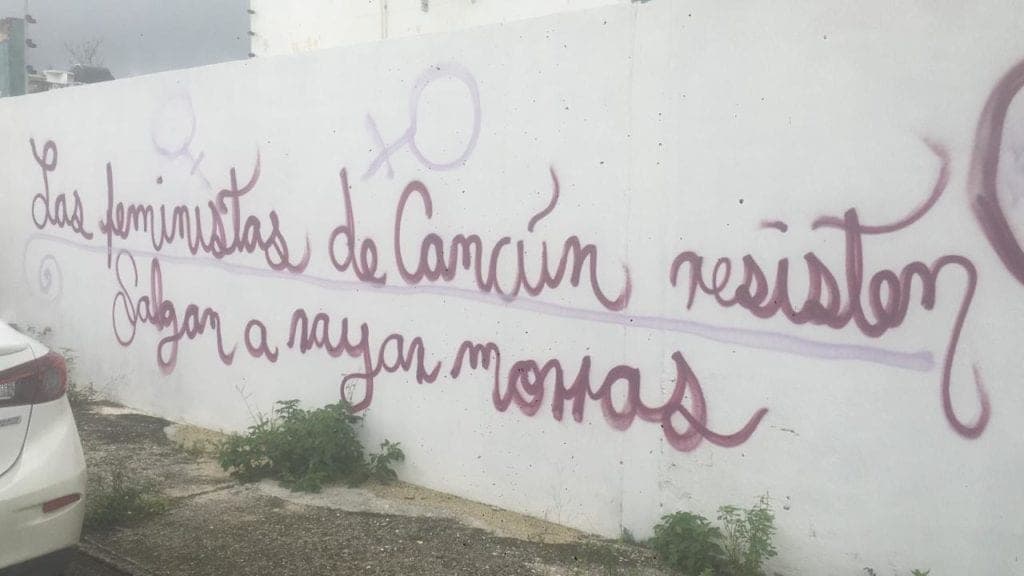 Feministas expresan con pintas en Cancún sus demandas; todo noviembre intervendrán muros