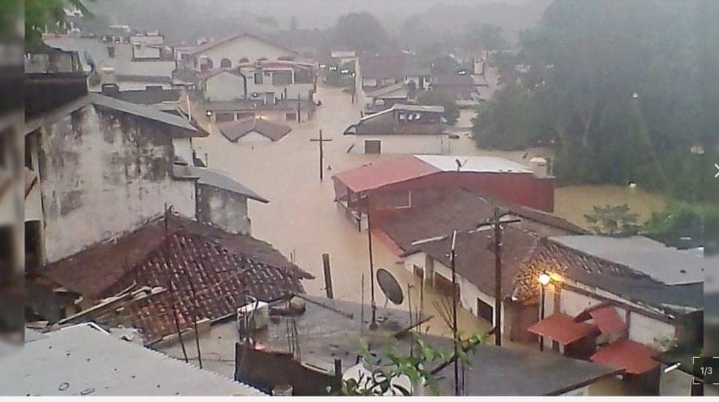 Inundaciones en Tabasco, AMLO pide a las personas subirse a 'partes altas'