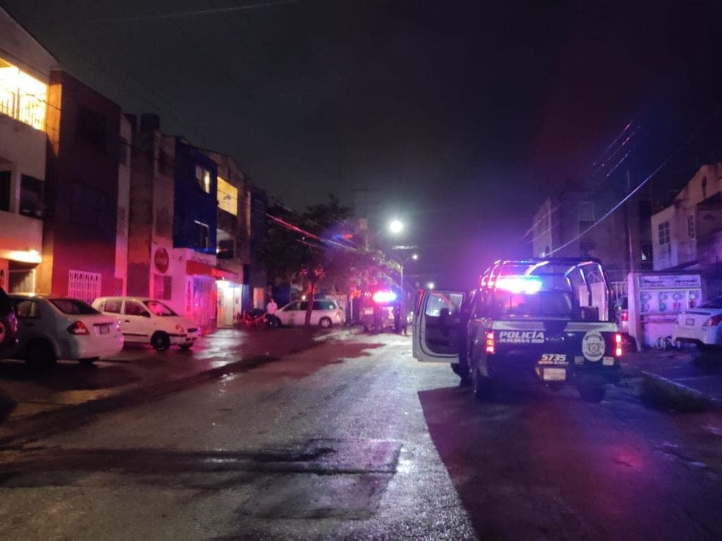 Hieren de bala a persona afuera de restaurante de Cancún