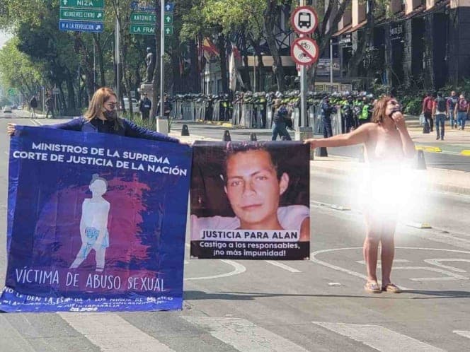 Mujer se desnuda en la CDMX para protestar por muerte de su hijo