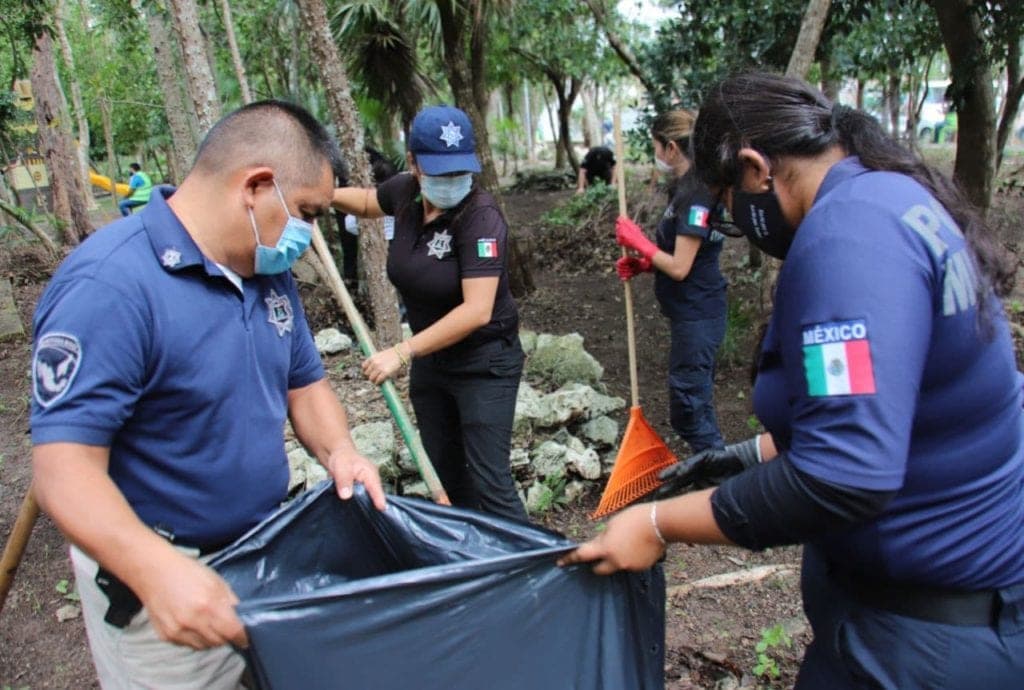 Unen esfuerzos en Puerto Morelos para limpiar y embellecer el parque Punta Corcho
