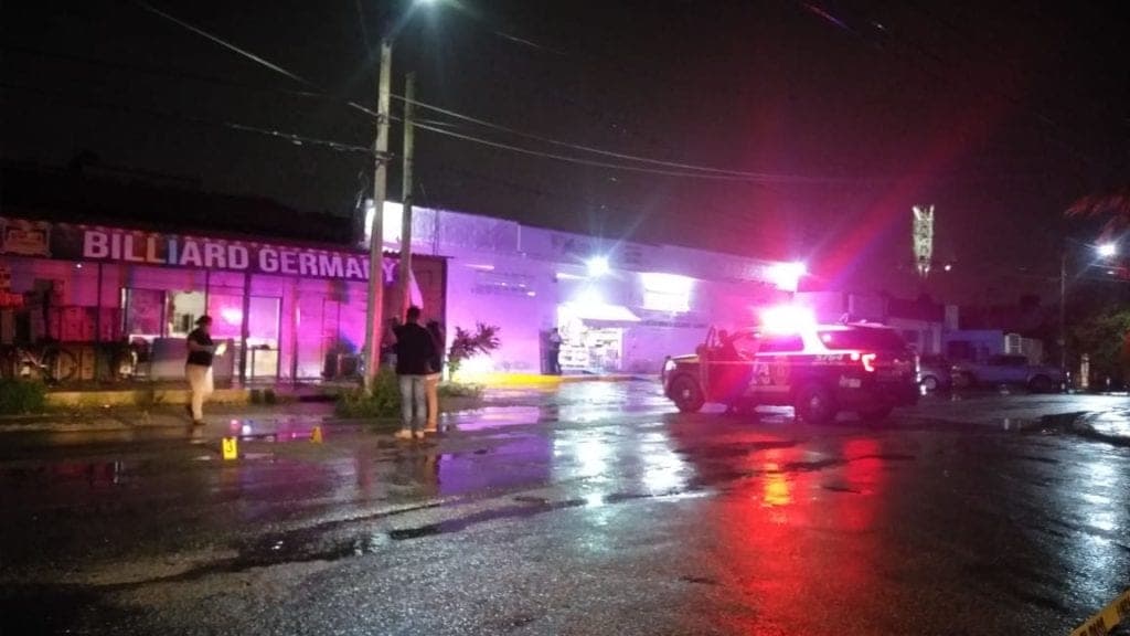 Sujetos disparan contra un salón de billar en Cancún