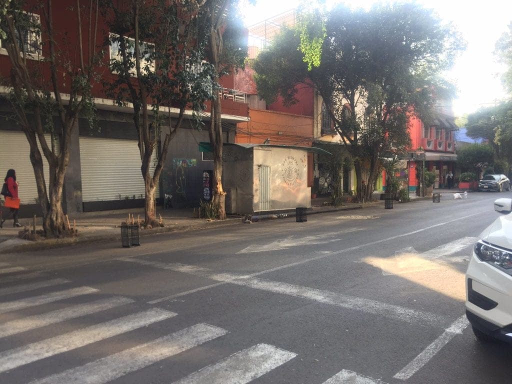 Proponen sancionar a quienes obstruyan el paso de vías públicas o estacionamientos con objetos