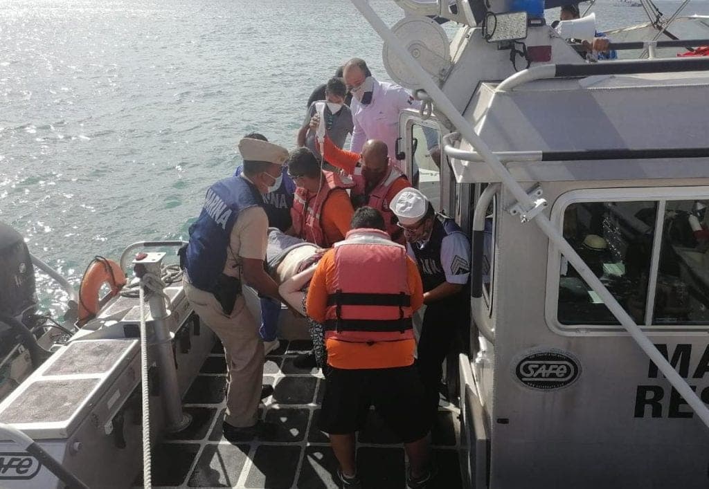 Evacúa Armada a turista herida con una propela en Isla Mujeres