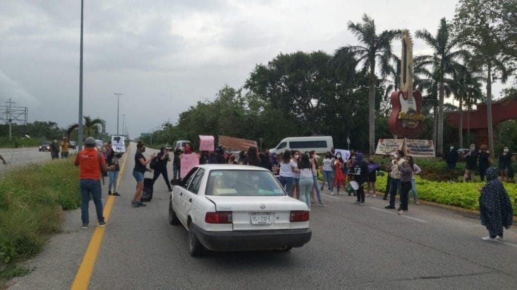 Manifestantes protestan por feminicidio de Ana Gómez y bloquean la carretera Federal