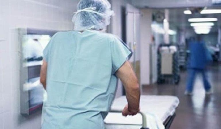 Vecinos echan de casa a camillero del IMSS por tener Covid-19