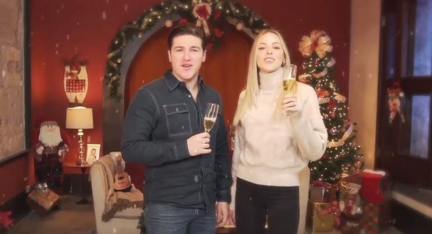 Video: Samuel García lanza polémico mensaje navideño en el que baila y canta