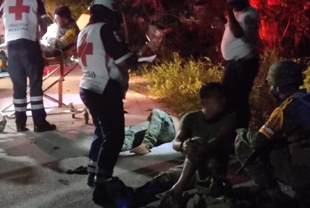 Vuelcan camionetas con militares en Isla Mujeres; hay cuatro heridos