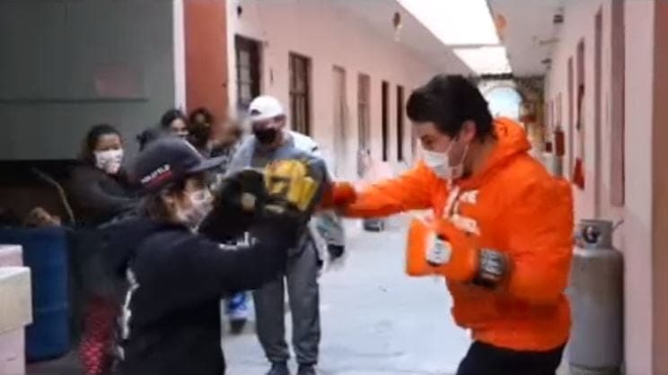Video: Samuel García se pone a practicar box 'para luchar por Nuevo León' y se vuelve viral
