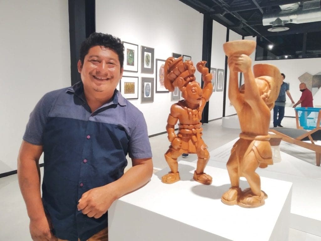 Escultor maya José Alberto Poot Chablé de Tihosuco, expone sus piezas de arte en Cancún