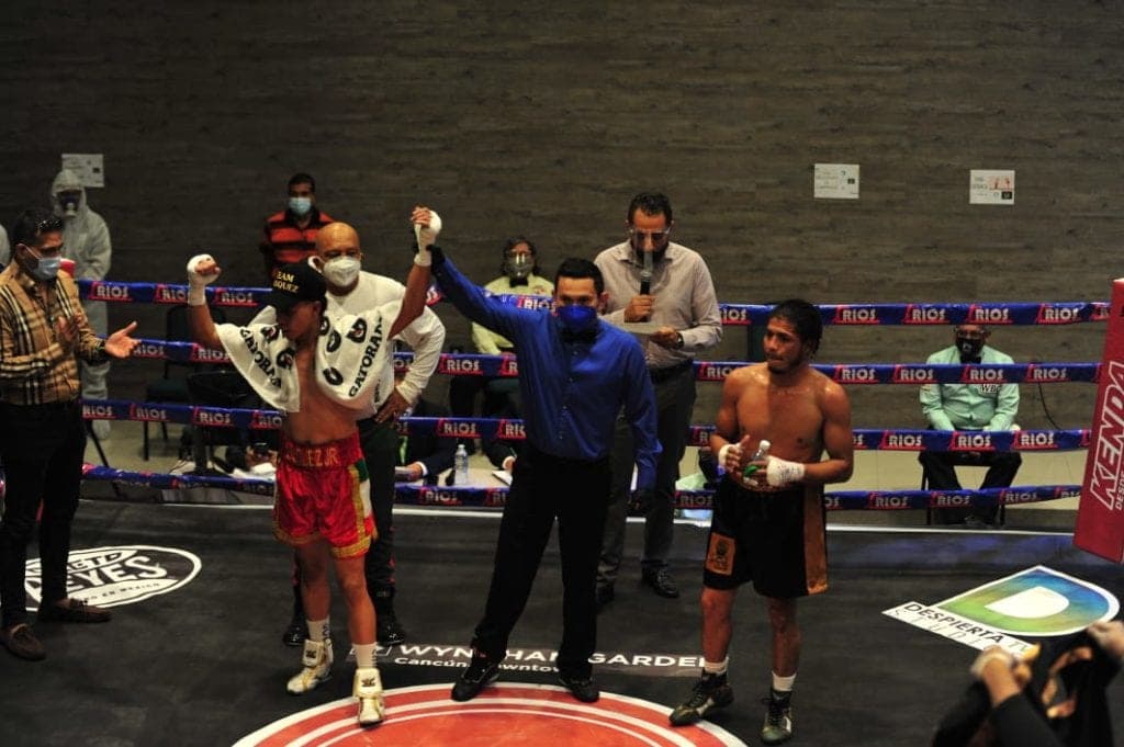 Quintanarroense conserva título Pluma del Sureste, en la batalla "Forjando Campeones"