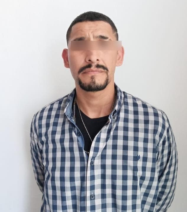 Hombre armado y con pasamontañas, tomaba fotos afuera de banco en Cancún; logran detenerlo