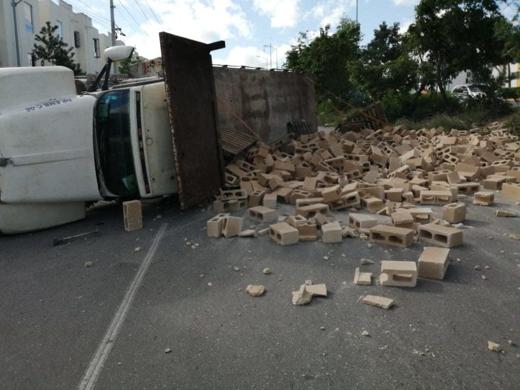 Por exceso de velocidad, se vuelca camión cargado de bloques en Cancún