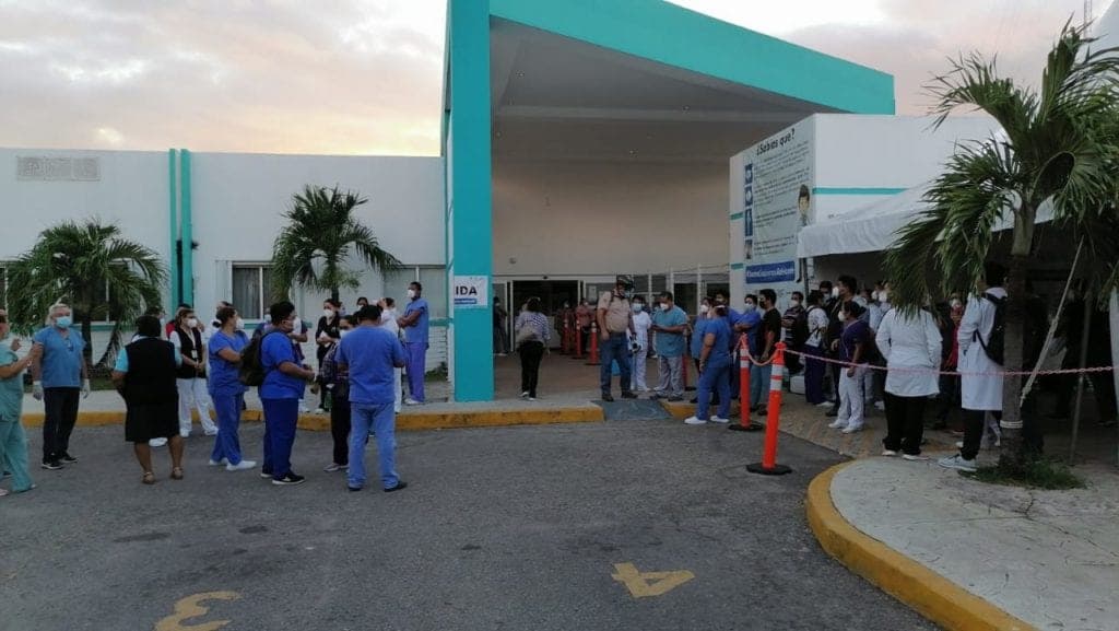 Exigen pago de "bono Covid” los trabajadores del Hospital General de Chetumal
