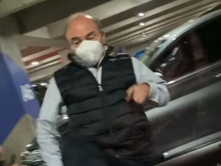 Hombre agrede a mujer embarazada en estacionamiento y lo llaman 'Lord Pateador'