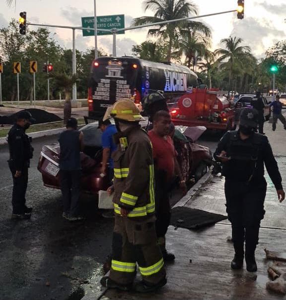 Destroza su auto durante aparatoso accidente en Zona Hotelera de Cancún