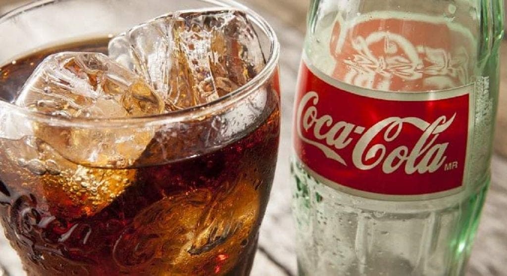 Legislador de Austria hace prueba de Covid a una Coca Cola; sale positiva