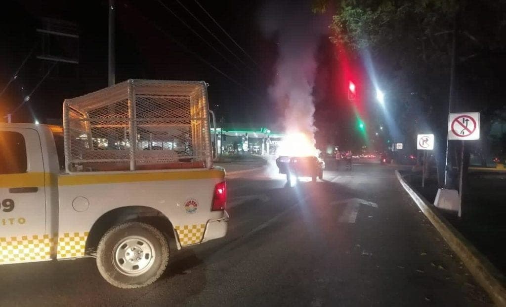 Se incendia automóvil en Cancún ¡Conductor se salva de milagro!