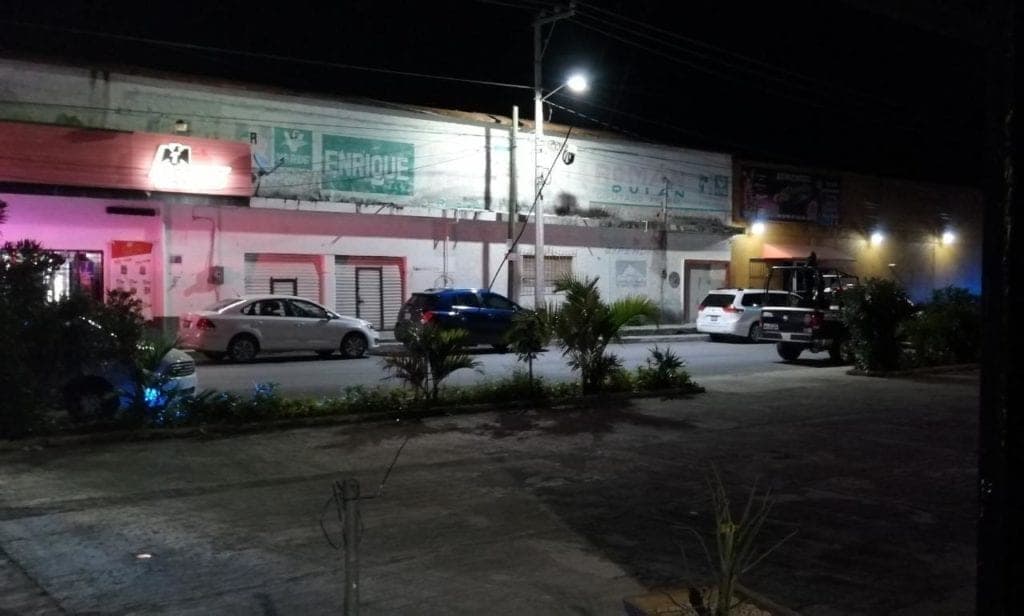 Catean bar "La Marimba" en Playa del Carmen; al parecer en relación al feminicidio ocurrido ayer